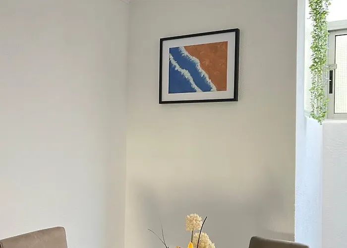 New Modern & Centrally-Located Apartment